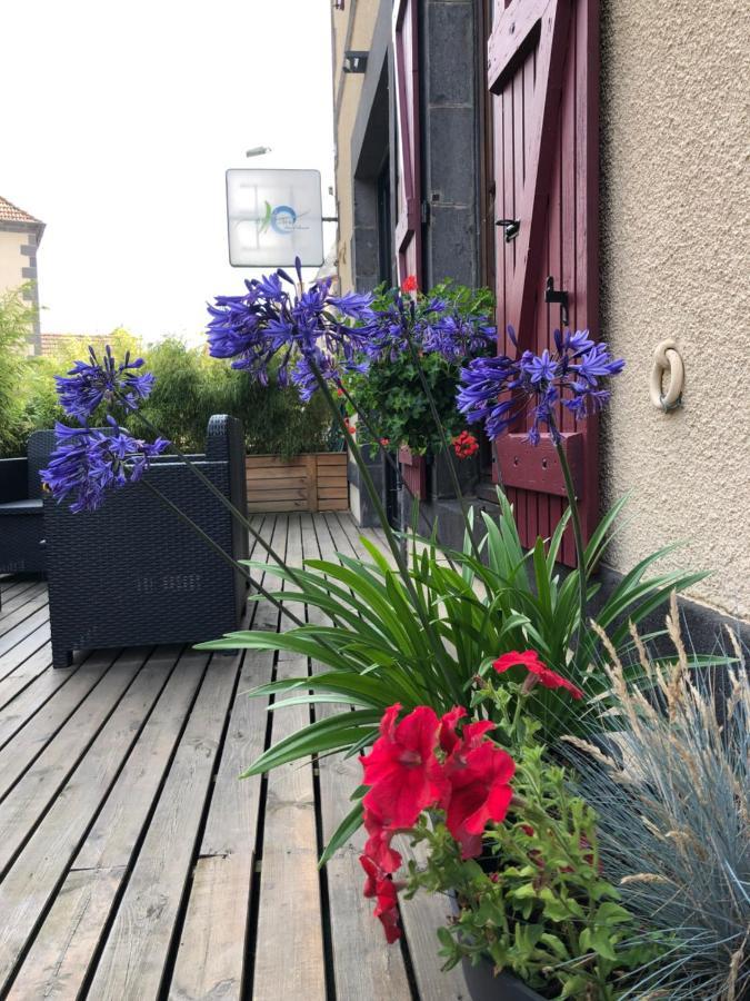 A L'Aube Des Volcans Hotell Charbonnières-les-Vieilles Exteriör bild