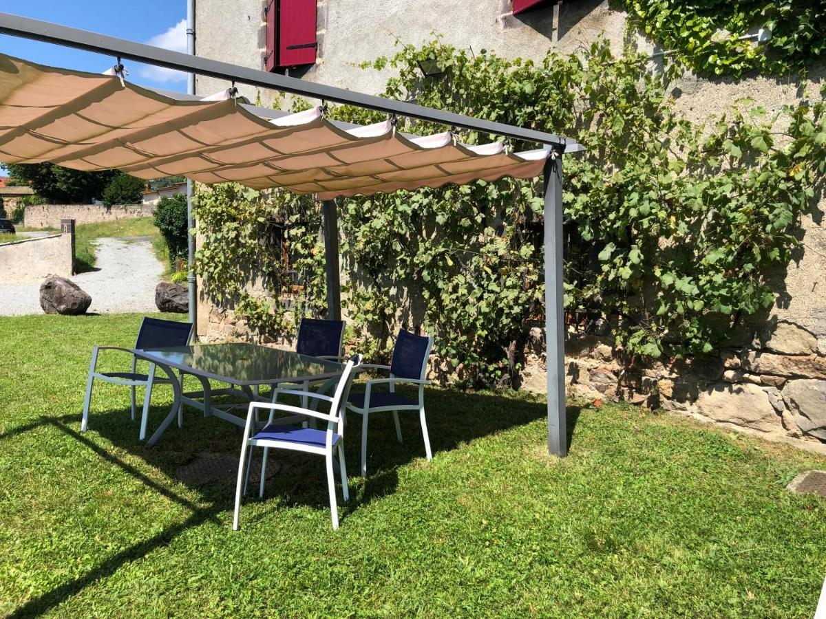 A L'Aube Des Volcans Hotell Charbonnières-les-Vieilles Exteriör bild