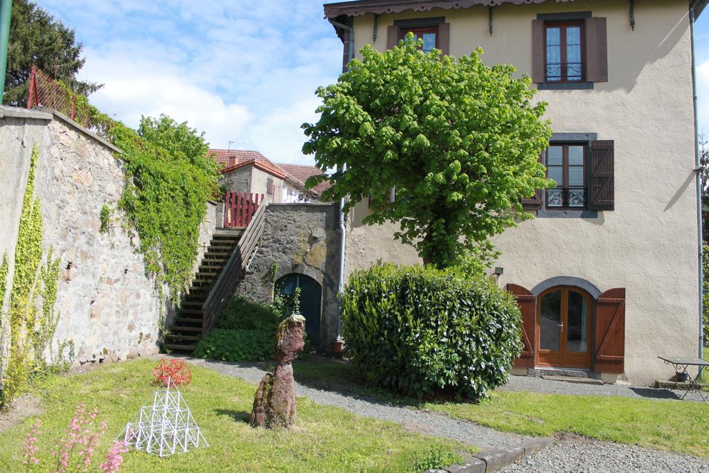 A L'Aube Des Volcans Hotell Charbonnières-les-Vieilles Exteriör bild