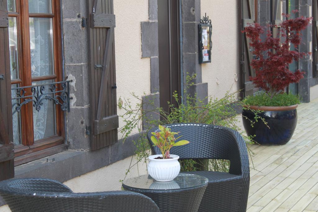 A L'Aube Des Volcans Hotell Charbonnières-les-Vieilles Exteriör bild