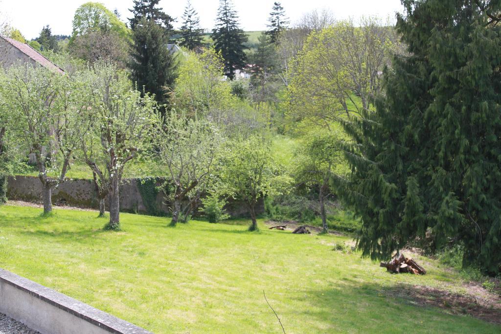 A L'Aube Des Volcans Hotell Charbonnières-les-Vieilles Exteriör bild